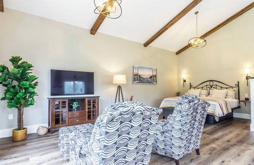 Normandale House | ForTwo guest house a place to relax, enjoy nature, beaches, trails, wineries.