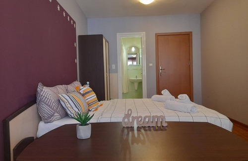 Dragijevo Apartment | Fotiadis boutique purple room