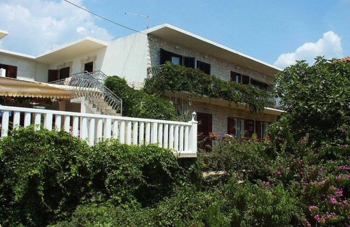 Sucuraj Apartment | Four-bedroom apartment near beach Sućuraj, Hvar (A-578-a)