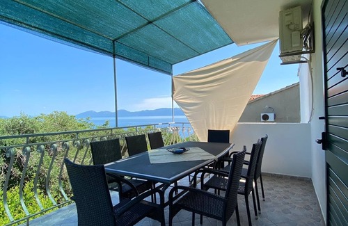 Sucuraj Apartment | Four-bedroom apartment near beach Sućuraj, Hvar (A-578-a)
