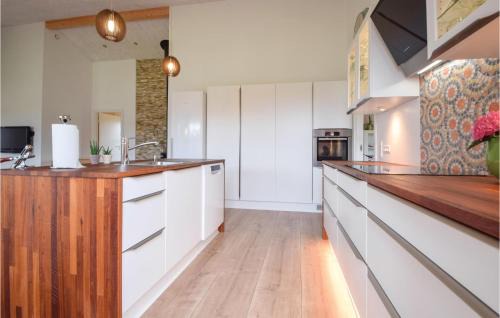 Krejbjerg House | Four-Bedroom Holiday Home In Ejstrupholm