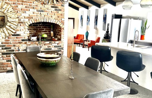Sunset House | Four king size bedrooms with 5 bathrooms and a pool with a view of Mt. Shasta