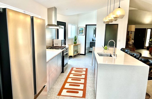 Sunset House | Four king size bedrooms with 5 bathrooms and a pool with a view of Mt. Shasta