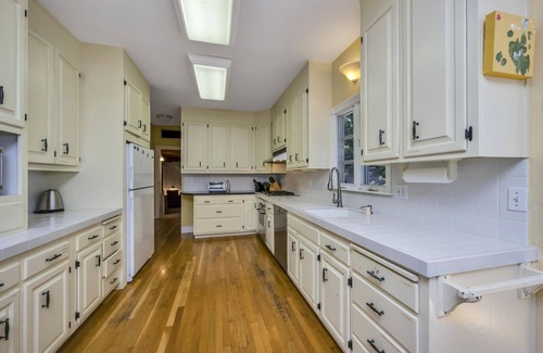 Healdsburg House | Four Sisters Escape sleeps 10, Healdsburg pool
