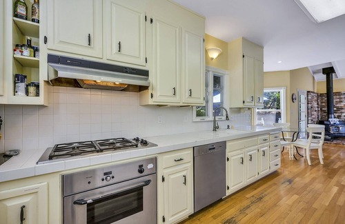Healdsburg House | Four Sisters Escape sleeps 10, Healdsburg pool