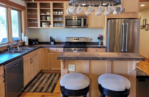 Mazama House | Four Sisters Lodge-Spacious 5-bedroom house in fabulous Mazama with WiFi, AC