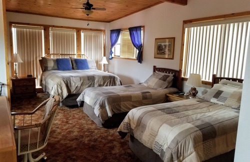 Eagle Nest Cabin | FOUR TOES MOUNTAIN LODGE nestled in the Sangre de Cristo Mtns/Ski/Hike/Fish/Hunt