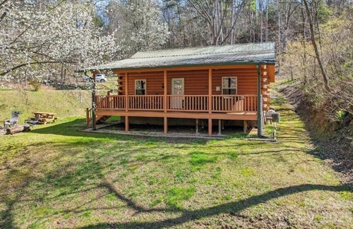 Bryson City Cabin | Fox Creek Cabin 1: Creekside Cabin in the Smoky Mountains