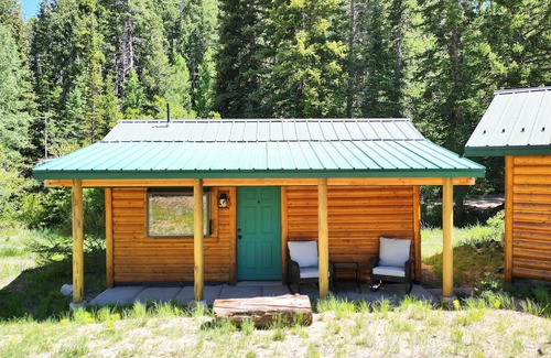 Mammoth Creek Cabin | Fox Creek Cottage located in Panguitch Lake