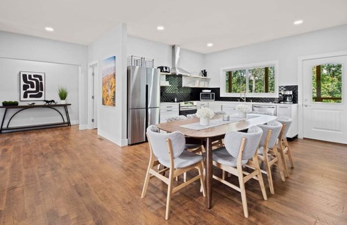 Woodfin House | Fox Den 4 Suites, 2 EV chargers near Asheville, pets OK, free Biltmore pass, fast internet