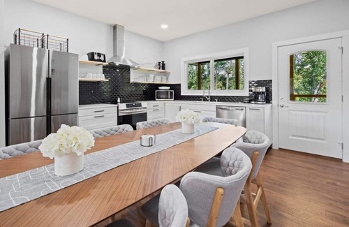 Woodfin House | Fox Den 4 Suites, 2 EV chargers near Asheville, pets OK, free Biltmore pass, fast internet