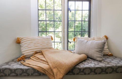 Castle Combe Cottage | FOX DEN COTTAGE, family friendly, with open fire in Castle Combe