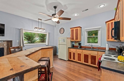 Luray Cabin | Fox Den — Hot Tub, Fire Pit, Steps to River