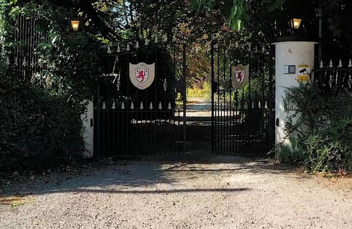 County Meath House | Fox House, Sleeps 8 w/Parking, 5 min to Kilmessan