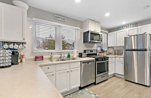 Fox Lake House | Fox Lake "Funcation" ★ 3 King Beds ★ Chain O Lakes