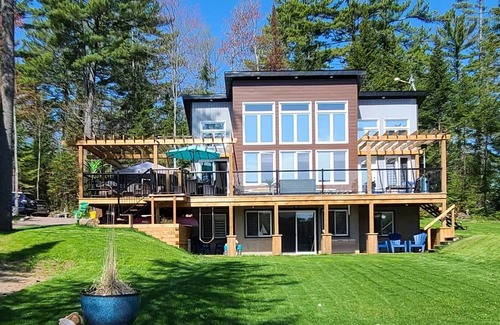 Otter Lake Ski Chalet | Fox Lakehouse is a contemporary four season home with amazing walk in beach.
