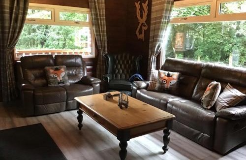 Rashfield Ski Chalet | Fox Lodge Traditional Log Cabin