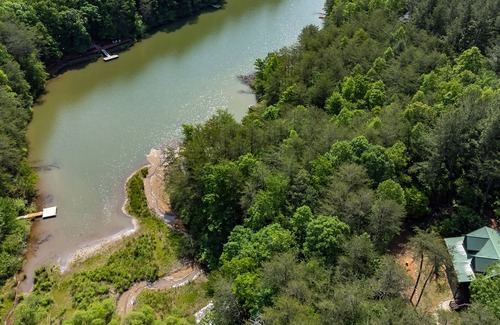 Hidden Lake Cabin | Foxtail Cabin | Pet-friendly, Fire Pit, Game Room