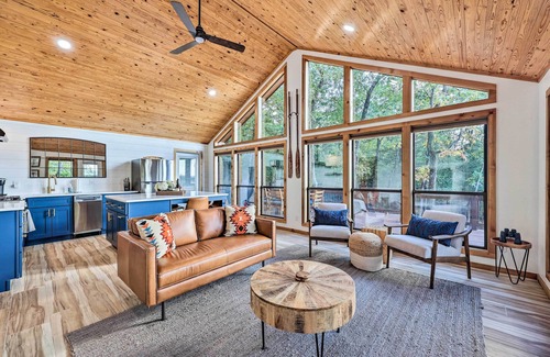 Rogers Cabin | 'Foxtail' Cabin Retreat: Steps to Beaver Lake!