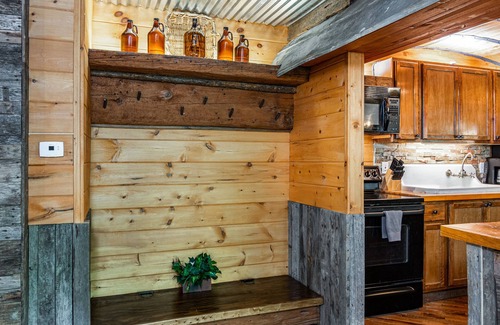 Zirconia Cabin | Foxwood Cabin/Hot Tub, Wifi, Pet Friendly, Easy Access