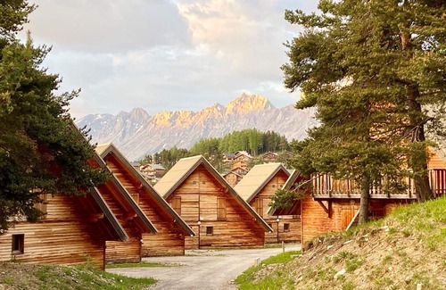 La Joue du Loup Ski Chalet | Semi-detached chalet, 3 rooms, 7 ppl, equipped kitchen, free parking, pet-friendly