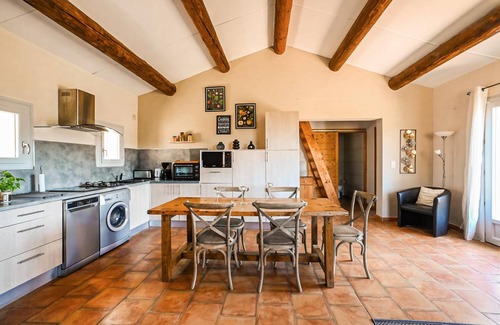 Saint-Andre-de-Roquepertuis House | 80 m² House ∙ 2 bedrooms ∙ 6 guests
