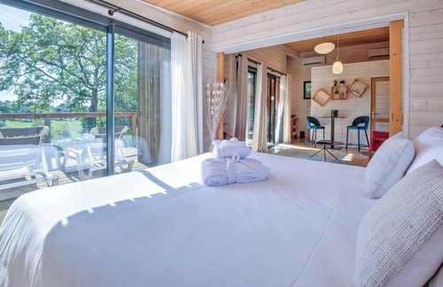 Saint-Felix-de-Reillac-et-Mortemart Bed & Breakfast | Bungalow 'Lodge Grand Air' with Private Terrace, Wi-Fi and Air Conditioning