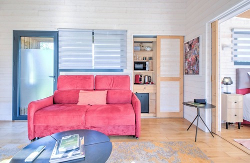 Saint-Felix-de-Reillac-et-Mortemart Bed & Breakfast | Bungalow 'Lodge Grand Air' with Private Terrace, Wi-Fi and Air Conditioning