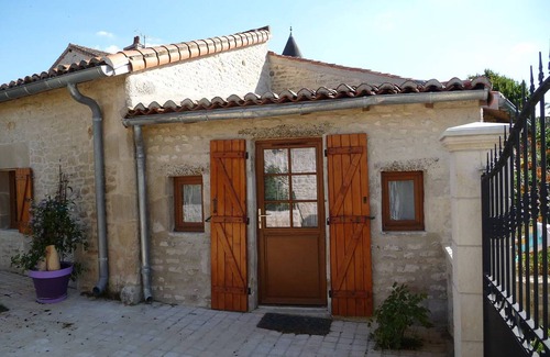 Saint-Georges-les-Baillargeaux Cottage | Charming houses 9 pers. 4 minutes from Futuroscope