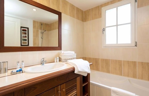 L'Aiguillon-sur-Vie House | Le Domaine de Fontenelles by Interhome