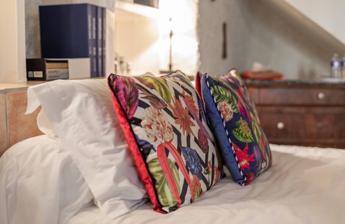 Sainte-Colombe-de-la-Commanderie Bed & Breakfast | Bed and breakfast 'Tourelle Chambre Double Vue Jardin'