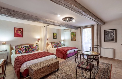 Sainte-Colombe-de-la-Commanderie Bed & Breakfast | Bed and breakfast 'Ormes Chambre Familiale Vue Jardin'