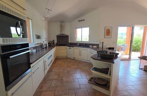 Tighine Villa | Air-conditioned villa for 10 people, heated pool, 5 minutes from the beach