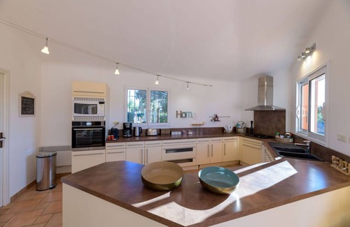 Tighine Villa | Air-conditioned villa for 10 people, heated pool, 5 minutes from the beach