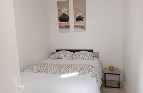 Villedieu-les-Poeles Apartment | Appartement Privatisé Avec Cour