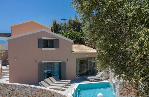 Bapiolos House | Fragia's house for 6,Pool,Sauna,Incredible view