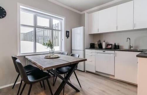 Vesturbær Apartment | Framnesvegur - Two Bedroom Central Apartment