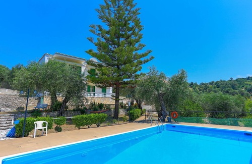 Agios Spyridon Corfu Apartment | Fran Apartment: Cozzy apartment with a shared pool, breakfast options and close to the beach
