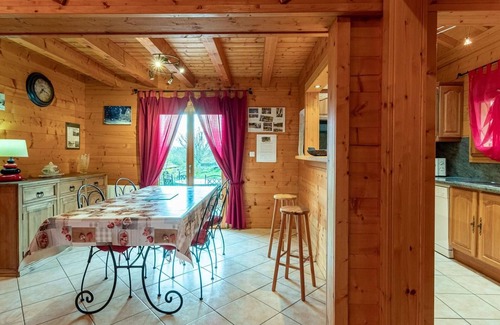 Etobon Cottage | Franc-Comtois chalet with Wifi and fireplace in Étobon