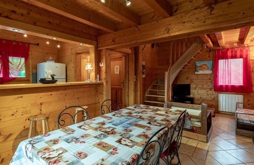 Etobon Cottage | Franc-Comtois chalet with Wifi and fireplace in Étobon