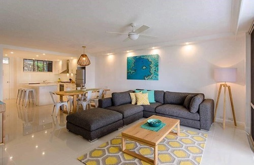 Hamilton Island Apartment | Frangipani Lodge 006, Beachfront Apartment on Hamilton Island
