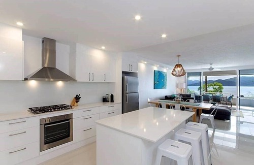 Hamilton Island Apartment | Frangipani Lodge 006, Beachfront Apartment on Hamilton Island