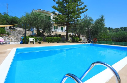 Agios Spyridon Corfu House | Frangiskos Ena: Private Apt, shared pool. WiFi, A/C, close to the sea.