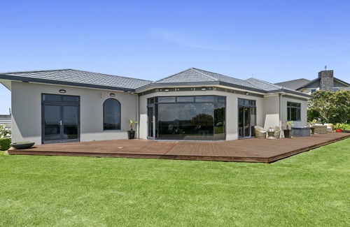 New Plymouth House | Frankleigh Views - New Plymouth Holiday Home
