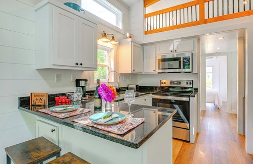 Franklin Cottage | Franklin Cottage: Deck w/Blue Ridge Mtn Views!