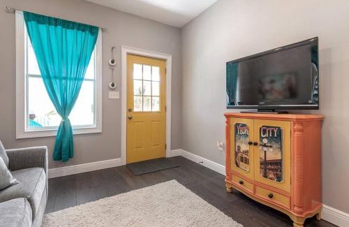 Historic Ybor Apartment | Franks Farmhouse Shotgun style apt in Ybor City