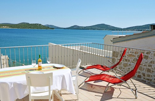 Betina House | Frantoio House. Charming stone house in front of the dock