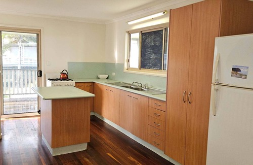 Eurong House | Fraser Island.Rays Place Eurong 4BR Home ,Ocean Views, BBQ Hut & Verandahs –