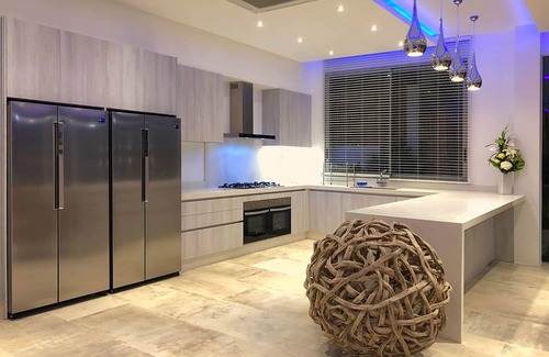 Wichit Villa | FREE $900 Daily Luxury Pack, 6-Bed Beachfront Villa, Private Pool, Bar, BBQ, Gym