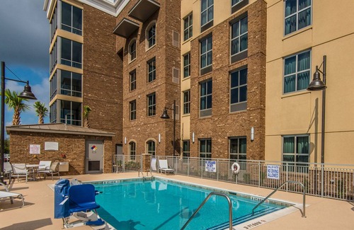 Charleston Condo | Free Breakfast Buffet + Outdoor Pool + Free Wi-Fi | Great Location + Bridge and Harbor View!